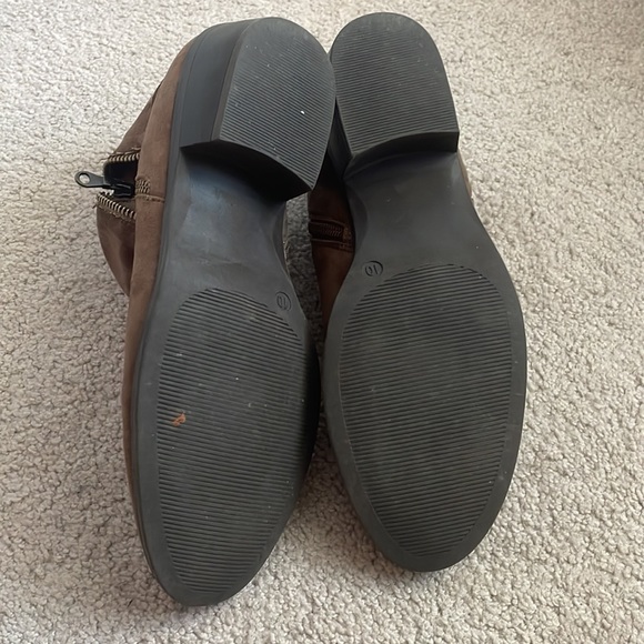Brown suede booties, size 10 - Picture 5 of 5